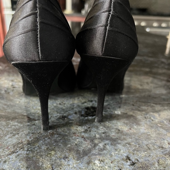 BCBG Peep Toe pump - Picture 4 of 4